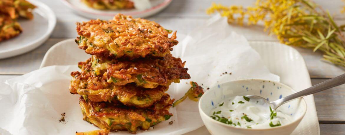 Vegetarische Zucchini-Karotten-Frikadellen mit Petersilien-Joghurt-Dip ...