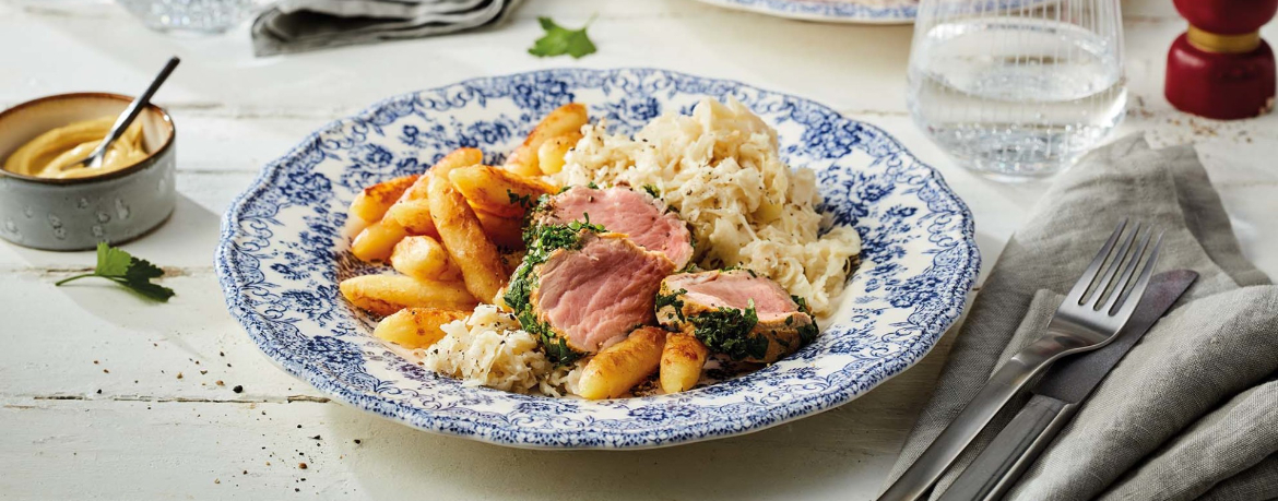 Schweinefilet im Kräuter-Senf-Mantel mit Rahmsauerkraut und Schupfnudeln für 4 Personen von lidl-kochen.de