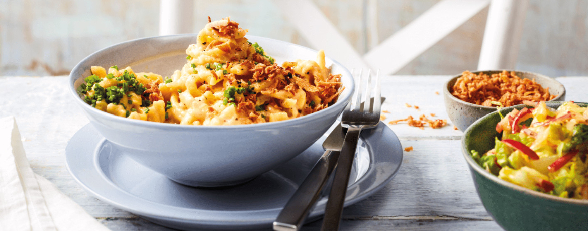 Käsespätzle mit Röstzwiebeln und Apfel-Romana-Salat für 4 Personen von lidl-kochen.de