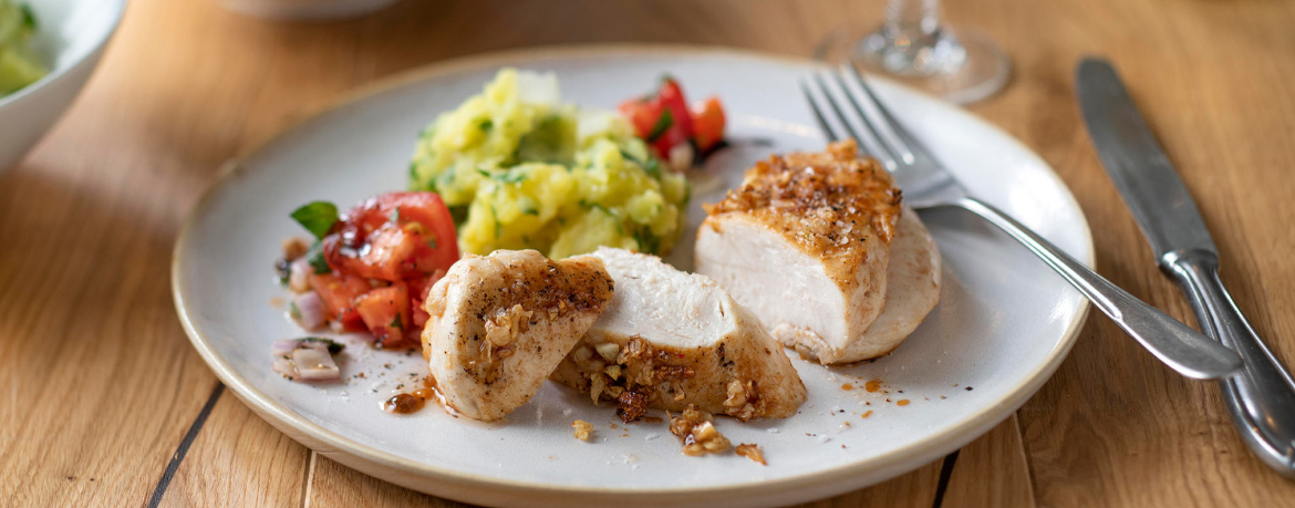 Gebratenes Hähnchen mit Parmesan-Kartoffelpüree und Tomatensalat für 4 Personen von lidl-kochen.de