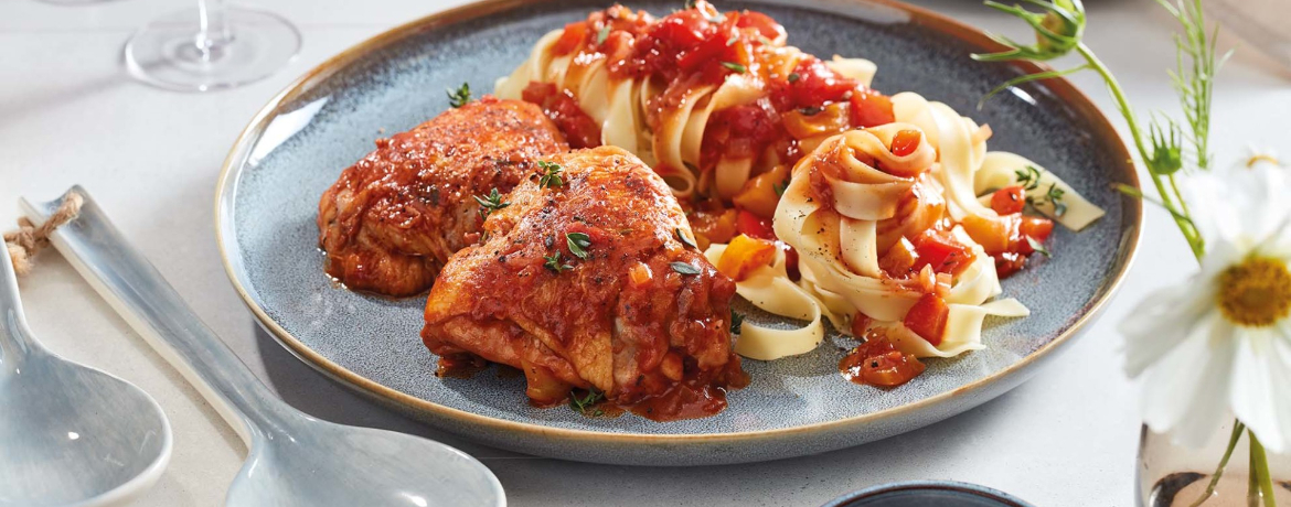 Geschmorte Hähnchen-Schenkel mit Paprika-Tomatensoße an Pappardelle für 4 Personen von lidl-kochen.de