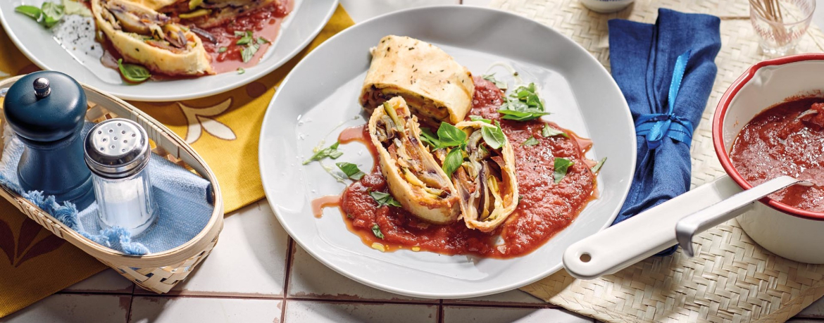 Veganer Ratatouille-Strudel auf Tomatensugo für 4 Personen von lidl-kochen.de