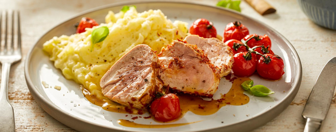 Mediterranes Schweinefilet mit Parmesan-Kartoffelpüree und Ofentomaten für 4 Personen von lidl-kochen.de