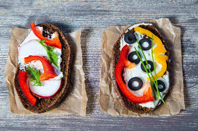 Frischkäsebrot mit Paprika und Oliven - Rezept | LIDL Kochen