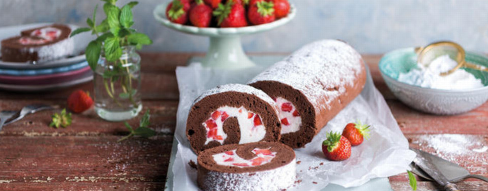 Schokobiskuitrolle mit Erdbeerquark - Rezept | LIDL Kochen