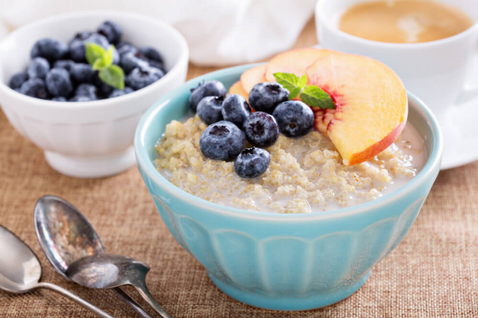 Quinoabrei mit Pfirsich und Blaubeeren - Rezept | LIDL Kochen