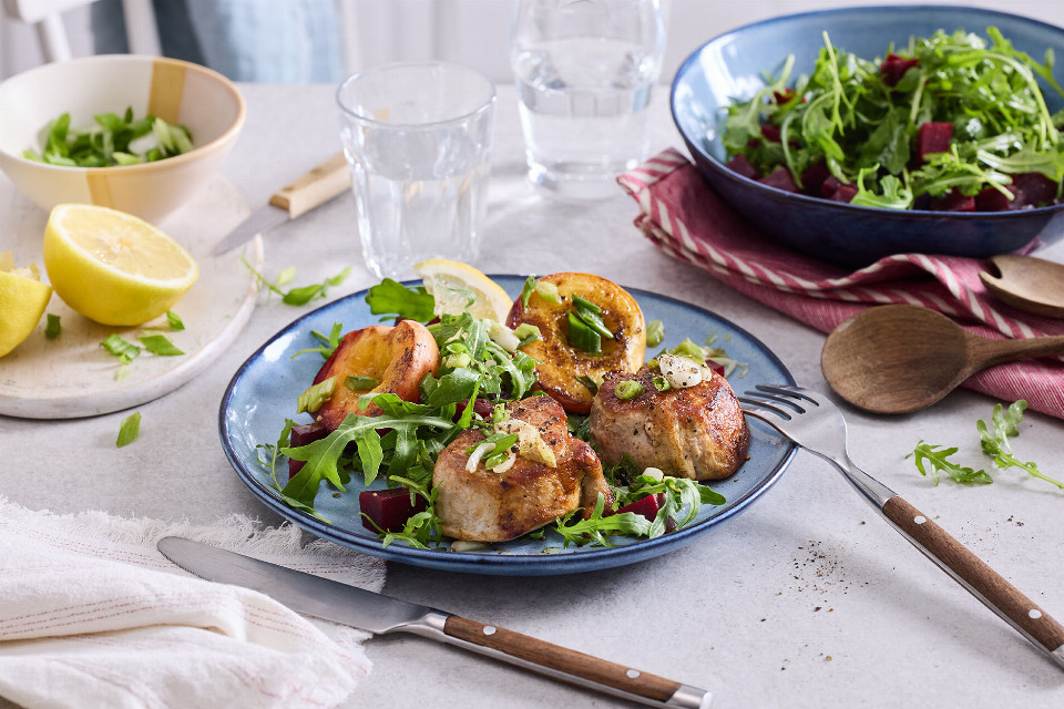 Schweinemedaillons mit Pfirsich und Rucola-Salat - Rezept | LIDL Kochen
