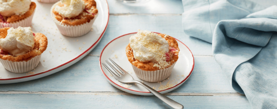 Rhabarbermuffins mit weißer Schokosahne - Rezept | LIDL Kochen