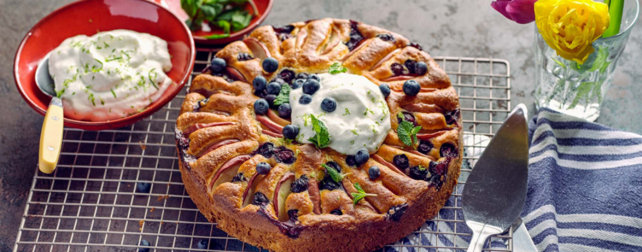 Apfel-Heidelbeer-Kuchen mit Limetten-Sahne - Rezept | LIDL Kochen