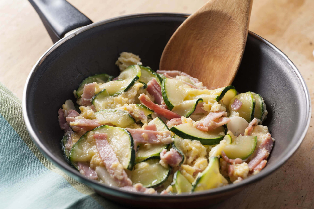 Rührei mit Zucchini und Schinken - Rezept | LIDL Kochen