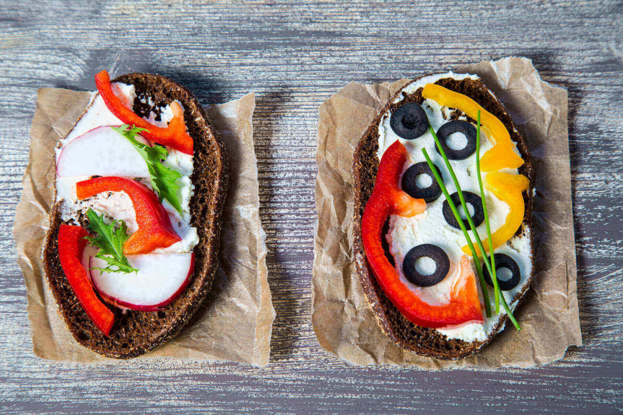 Frischkäsebrot mit Paprika und Oliven - Rezept | LIDL Kochen