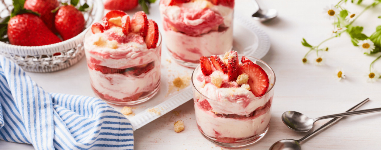 Trifle mit Erdbeeren &amp; Rhabarber - Rezept | LIDL Kochen