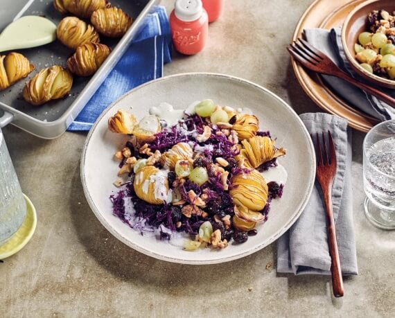 Cranberryrotkohl mit Fächerkartoffeln und Trauben-Nuss-Crumble