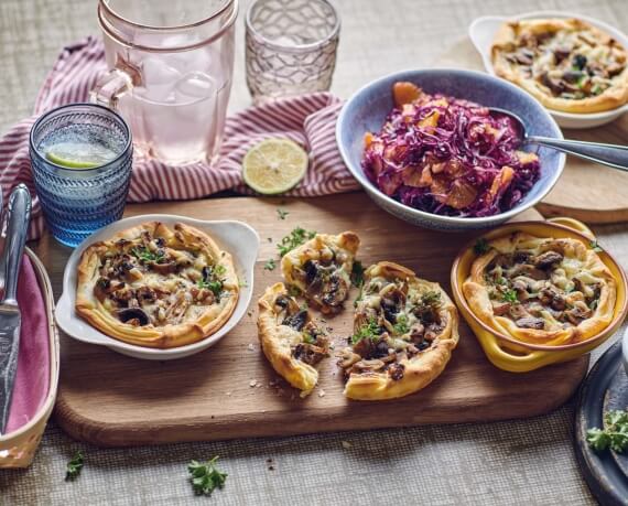 Pilztörtchen mit Orangen-Rotkohl-Salat