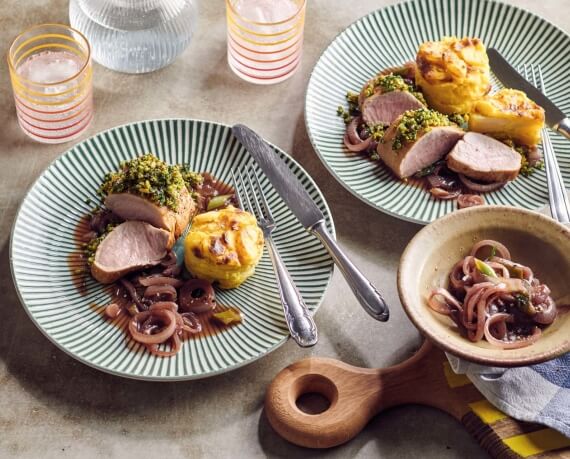 Schweinefilet mit Pistazien-Kruste und geschmorten Zwiebeln