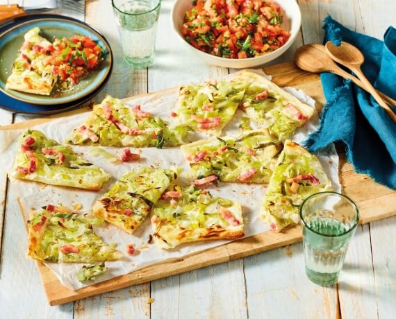 Flammkuchen Lorraine mit Tomatensalat