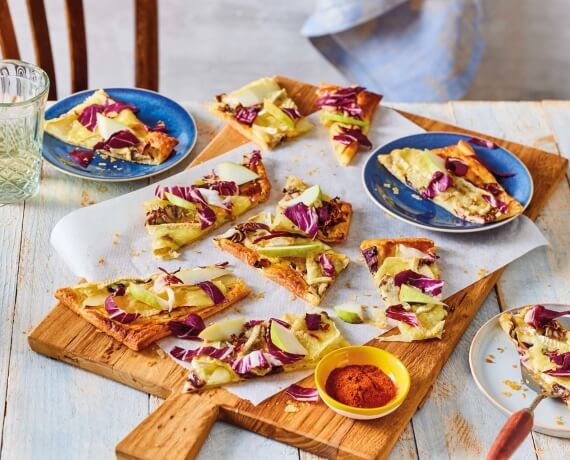 Bitter-süßer Flammkuchen mit Radicchio, Birne und Camembert