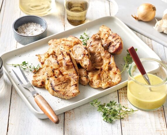 Gegrillte Nackensteaks in Bier-Marinade