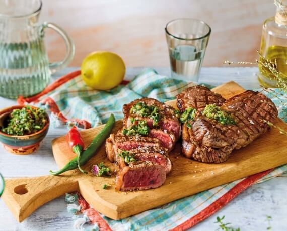 Gegrillte Rindersteaks mit Chimichurrisauce