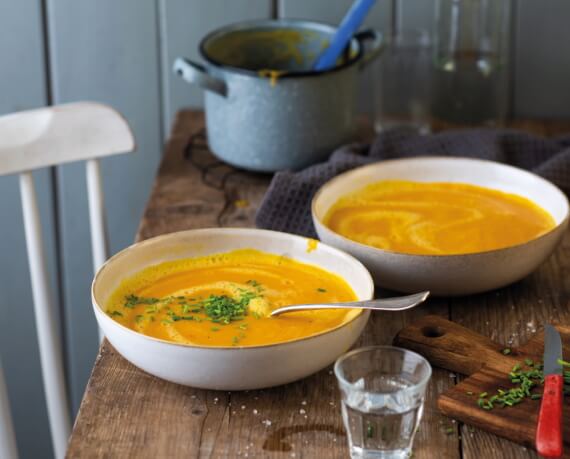 Klassische Kürbissuppe mit Schnittlauch