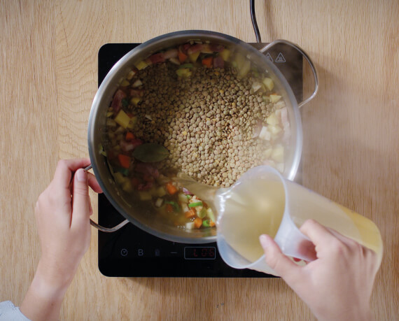 Dies ist Schritt Nr. 2 der Anleitung, wie man das Rezept Klassische Linsensuppe zubereitet.