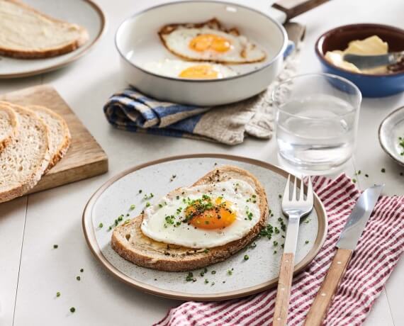 Spiegelei mit Bauernbrot und Schnittlauch