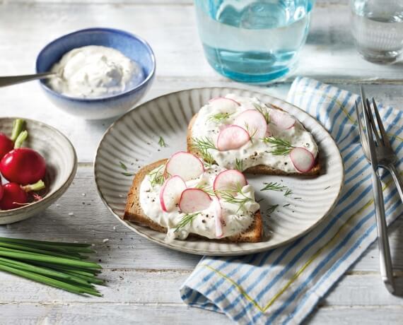 Bauernbrot mit Schnittlauch-Quark und Radieschen