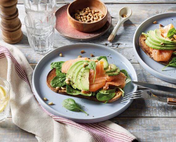 Belegte Brote mit Lachs und Avocado