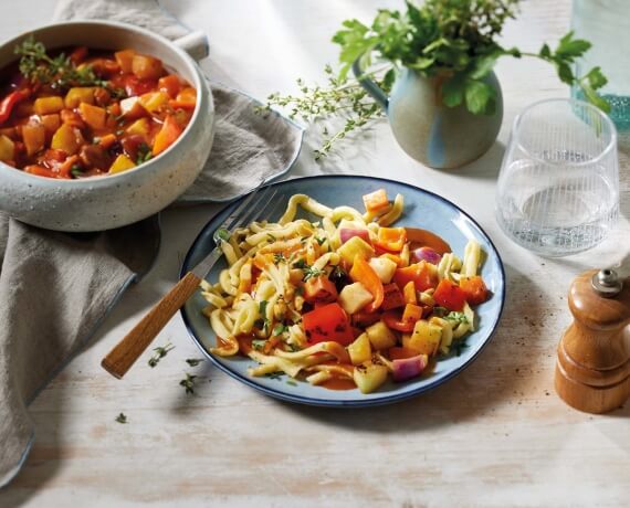 Bunter Gemüsegulasch mit Kräuterspätzle