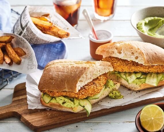 Krosses Hähnchen-Sandwich mit Avocadodip und Pommes