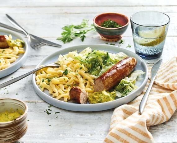 Rostbratwürstchen mit Honigsenf, Butterspätzle und Rahmspitzkohl