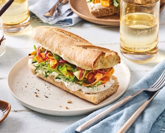 Regenbogenbaguette mit gebratenem Gemüse, Rucola und Mozzarella