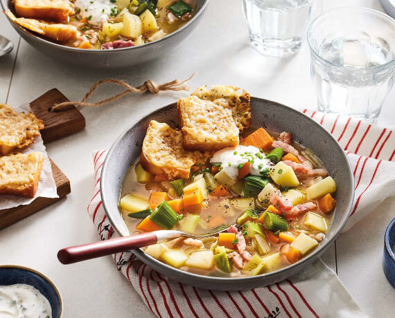 Gemüsesuppe mit Käsebrot