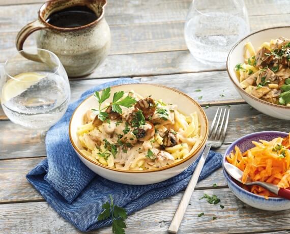 Frische Spätzle in Champignonsauce und Karottensalat