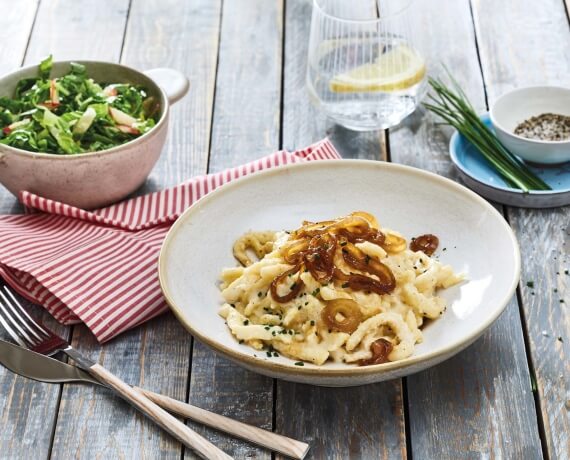 Käsespätzle mit geschmorten Zwiebeln und fruchtigem Salat