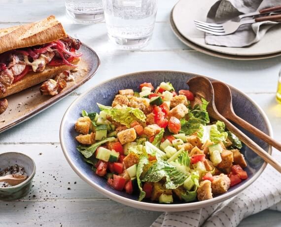 Zweierlei vom Baguette: Steaksandwich mit karamellisierten Zwiebeln und Brotsalat