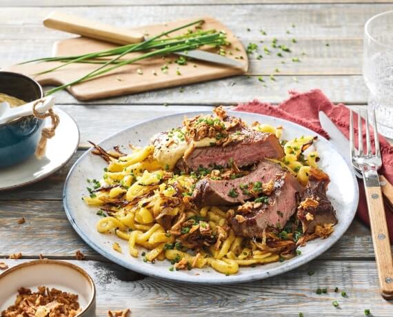 Gebratenes Rumpsteak mit geschmelzten Zwiebeln und Spätzle