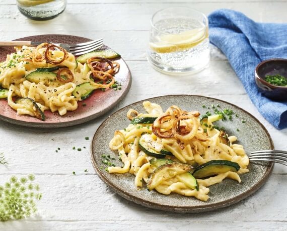 Zucchini-Käse-Spätzle mit selbstgemachten Röstzwiebeln