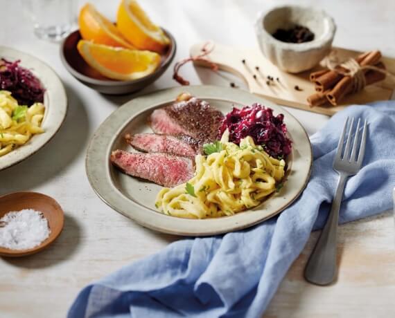 Rumpsteak mit Spätzle und fruchtigem Rotkohl