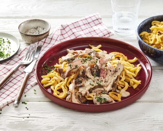 Rindergeschnetzeltes mit Champignon-Rahm-Sauce und Spätzle