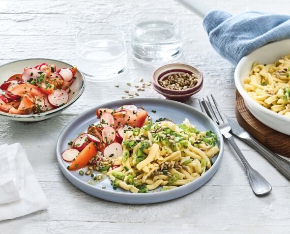 Frühlingshafte Spätzlepfanne mit Tomaten-Radieschen-Salat