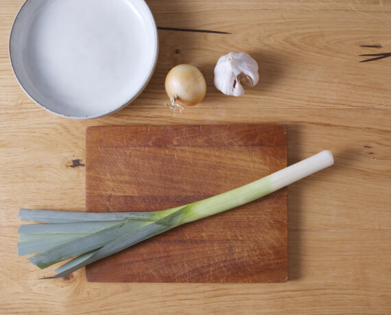 Dies ist Schritt Nr. 1 der Anleitung, wie man das Rezept Klassische Käse-Lauch-Suppe zubereitet.