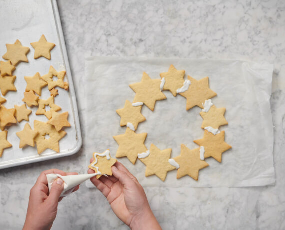 Dies ist Schritt Nr. 4 der Anleitung, wie man das Rezept Weihnachtskranz aus Plätzchen zubereitet.