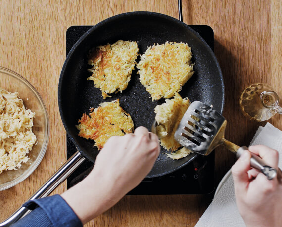 Dies ist Schritt Nr. 7 der Anleitung, wie man das Rezept Geschnetzeltes und Kartoffelrösti zubereitet.