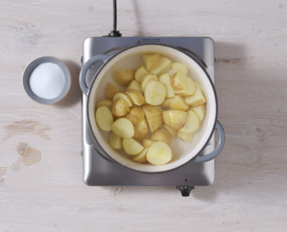 Dies ist Schritt Nr. 1 der Anleitung, wie man das Rezept Krosses Parmesan-Schnitzel mit Honig-Kartoffeln und Gurkensalat zubereitet.