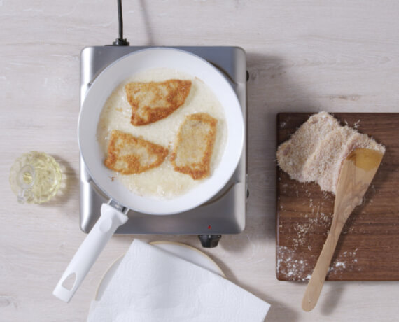 Krosses Parmesan-Schnitzel mit Honig-Kartoffeln und Gurkensalat - Schritt 5