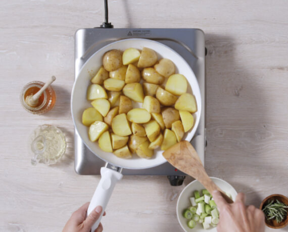 Dies ist Schritt Nr. 5 der Anleitung, wie man das Rezept Krosses Parmesan-Schnitzel mit Honig-Kartoffeln und Gurkensalat zubereitet.