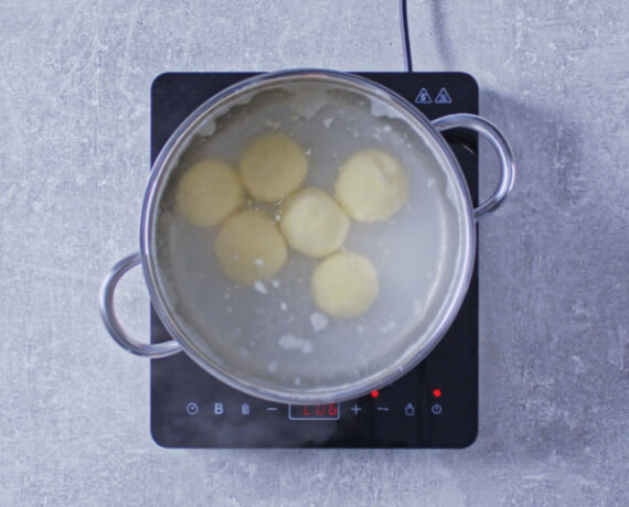 Dies ist Schritt Nr. 3 der Anleitung, wie man das Rezept Rinderfilet mit Kartoffelknödeln und Gemüse zubereitet.