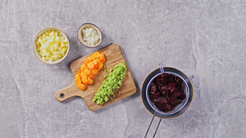 Dies ist Schritt Nr. 1 der Anleitung, wie man das Rezept Botwinka – Polnische Rote-Bete-Suppe zubereitet.