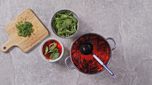 Dies ist Schritt Nr. 5 der Anleitung, wie man das Rezept Botwinka – Polnische Rote-Bete-Suppe zubereitet.